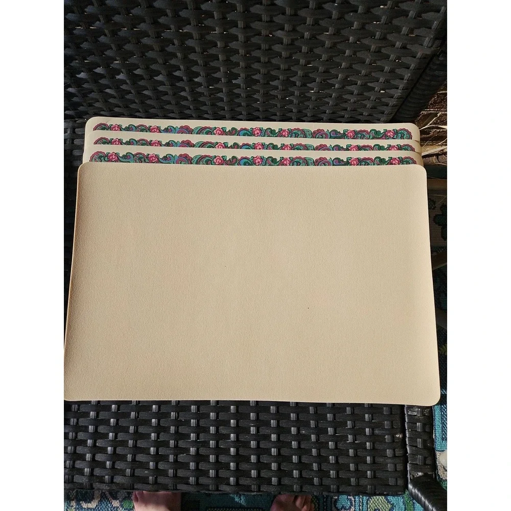 4 BEAUTIFUL Vintage Vinyl Christmas Tree Placemats With Christmas Flowers‎
